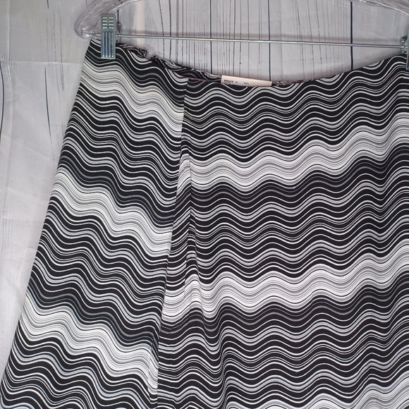So Black and White Wave Pattern Wrap Skirt NWT - Picture 10 of 10
